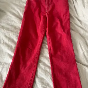 Ett par röda vintage jeans. Köpta begagnade. Använda två gånger.