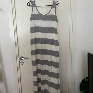 Långklänning  - En randig långklänning från esmara i storlek M/L. Resår i midjan. Två slitsar nertill.