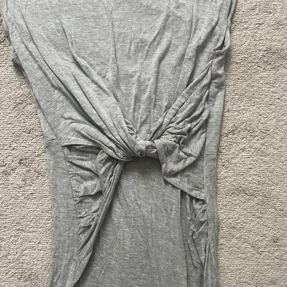 Säljer denna jättefina gråa klänning från H&M i strl 36, då den inte längre kommer till användning. Klänningen är en midi dress. 🤍Frakt tillkommer!. Klänningar.