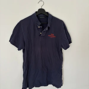 Peak performance piké  - Säljer en snygg piké performance piké i ett fel fritt skick(möjligen lite solblekt). Det står XXL storlek men de är för att de är barn, det är som M-L.