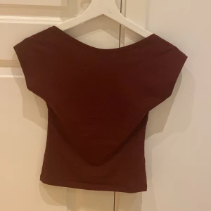 Subdued vinröd backless topp - Super söt, aldrig använd. Köpt i Subdued i Berlin 
