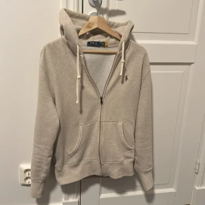 Ralph Lauren zip - Ralph Lauren zip up i fint skick. Storlek S men passar och för vissa i M. Säljs då den inte passar längre. Inga skador eller fläckar på tröjan. Skriv för fler bilder eller frågor