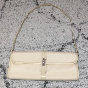 Isadora väska - Isadora axelväska i färgen beige. Aldrig andvänd och i perfekt skick💕