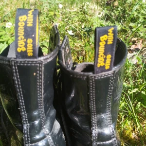 Dr Martens  - Riktiga DR MARTENS, strlk 36. Använda dock inga hål på eller skador. Köpte dom för 1,700 kr. Säljer för 800 kr💗