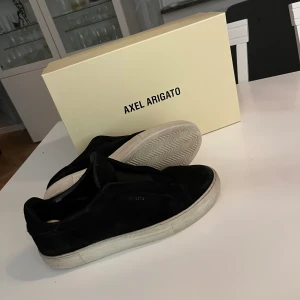 Axel arigato - Ett par stilrena Axel arigato i storlek 43. De är använda men ändå i fint skick. Allt fås med, finns även kvitto!! Vet inte riktigt vad jag kan få för dem så skicka gärna prisförslag!