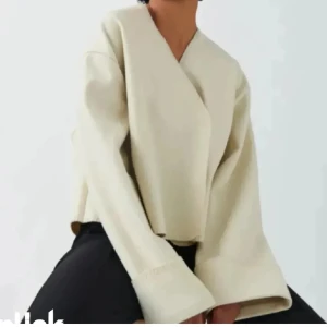 Jacka - Säljer denna tunna jacka från ginatricot 💕köpt på plick typ nyss men den va lite stor. Helt slutsåld, pris kan diskuteras 