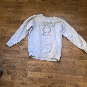 Sweater  - Snygg tjocktröja som är väldigt bekväm. Köp den pookie😍