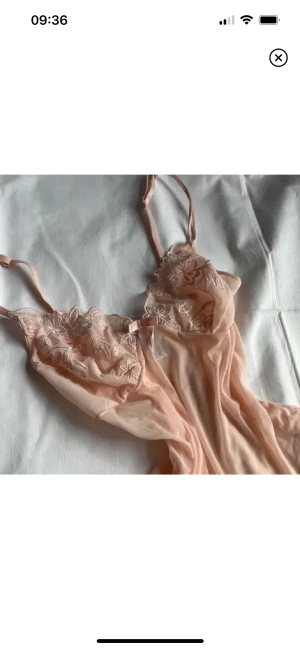 Sommartopp med rosa blommor - Säljer denna superfina rosa sommartopp! Är smått genomskinlig vilket gör den perfekt till sommaren 🩷