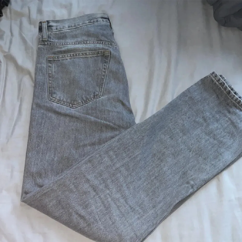 Tjena! Säljer gråa weekday jeans, köpta i Stockholm för 600kr. Inga slitningar och skicket är väldigt bra🤩 Kom gärna med prisförslag eller byten. Hör av dig vid frågor, svarar fort💪. Jeans & Byxor.