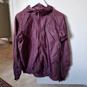 Houdini Come along jacket  - W's come along jacket, houdini. Storlek medium, ca 36/38. Vind- och löparjacka. Mycket lätt och skön. 