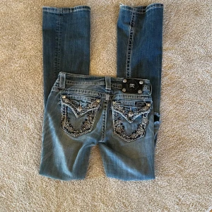 Miss me jeans - Super coola miss me jeans! Bootcut och lågmidjade, dom är rätt slitna men fortfarande i okej skick! Midjemått: 34cm, innerben: 83cm, ytterben: 102cm, kom privat vid frågor! Använd gärna köp nu🫶