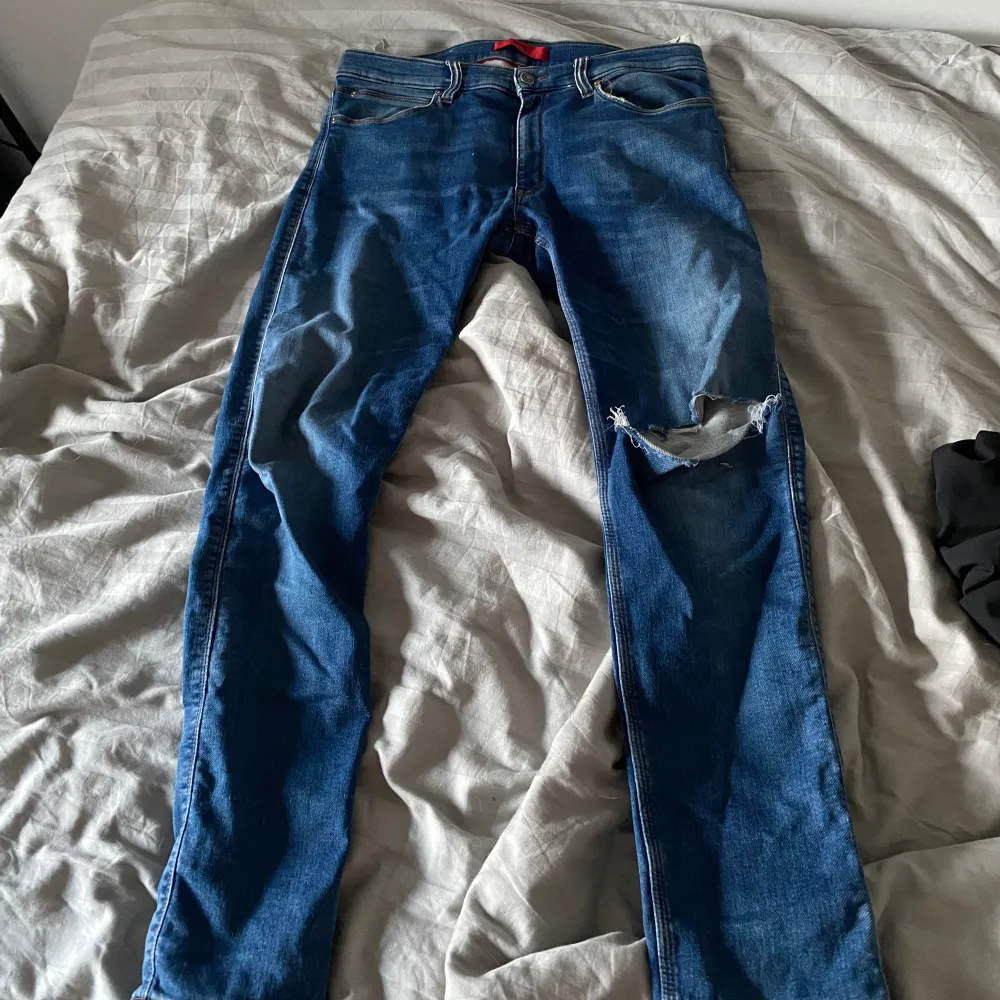 Hugo boss jeans i bra skick. 32/32 coolt hål över knät. Svinbra inför vår/sommar. Jeans & Byxor.