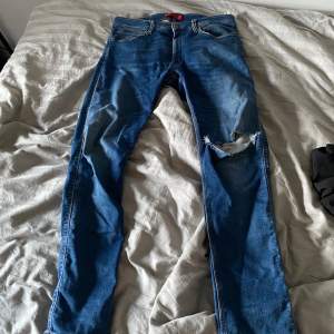Hugo boss jeans i bra skick. 32/32 coolt hål över knät. Svinbra inför vår/sommar
