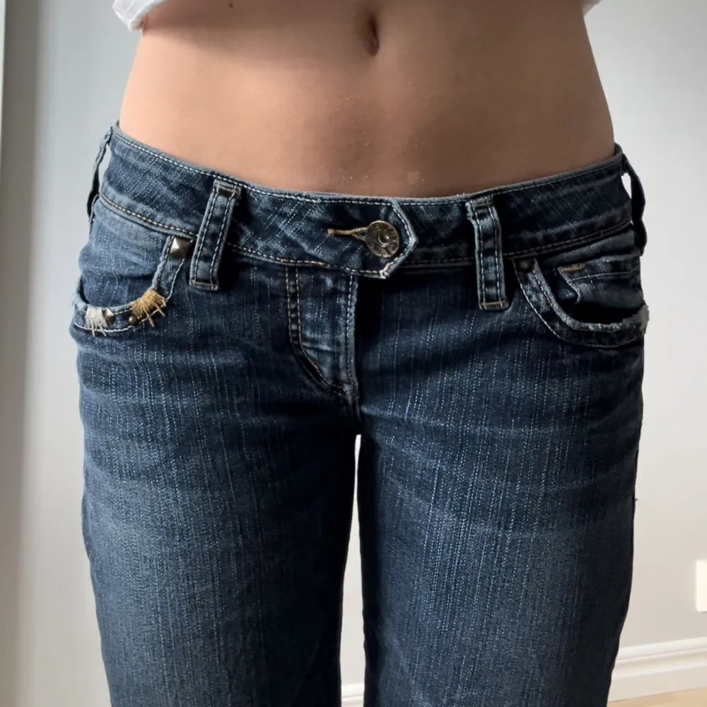 Midjemått tvärsöver 38cm och Innerbenslängd 83cm💓. Jeans & Byxor.