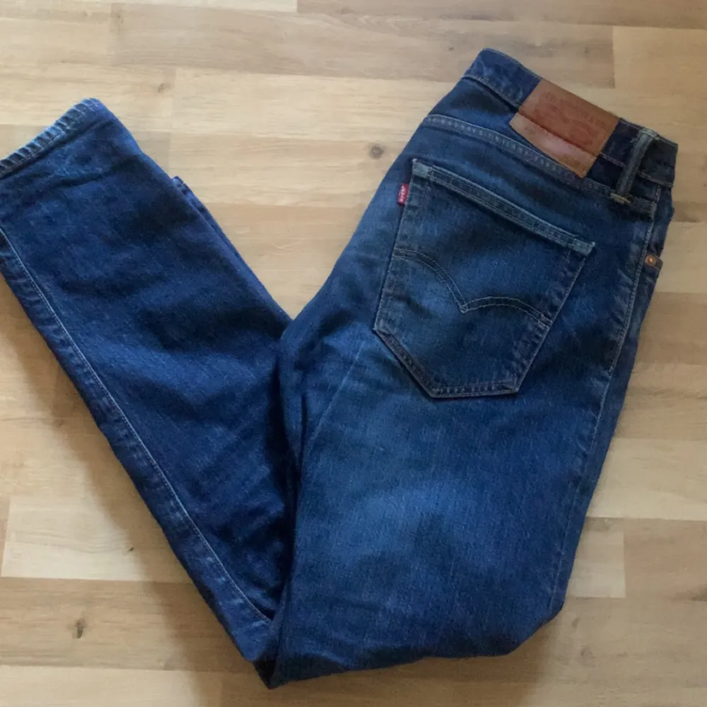 Säljer dessa snygga levis 512 jeans, det är slim fit och storleken är 30/32. skick 8/10. Pris kan diskuteras vid snabb affär. Jeans & Byxor.