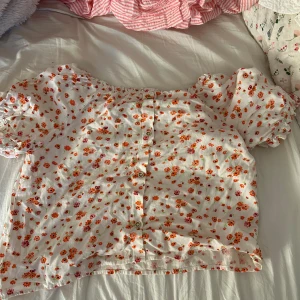 blommig off-shoulder top - blommig off-shoulder top från zara kids i storlek 152, super gullig till sommaren och har använt tills förra året då den blev för liten. 💕 