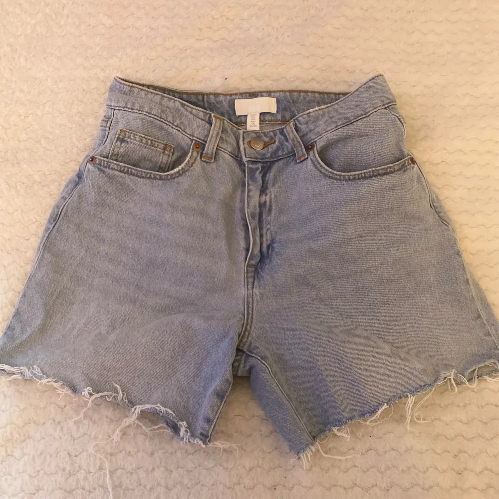 jättefina helt oanvända shorts från H&M i strl 38 (M) helt perfekt till sommaren de ser lite gråa ut i bilden men de är ljusblåa 🤍🫶🏼. Shorts.