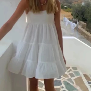 Vit zara klänning  - Säljer nu min super söta zara klänning som är perfekt till sommaren!! Sparsamt använd även köpt förra sommaren med💞