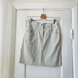 Kjol - Beige jeanskjol som jag köpte vintage i Hamburg. Supersnygg passform men har blivit för liten tyvärr! Från märket Turbo Team