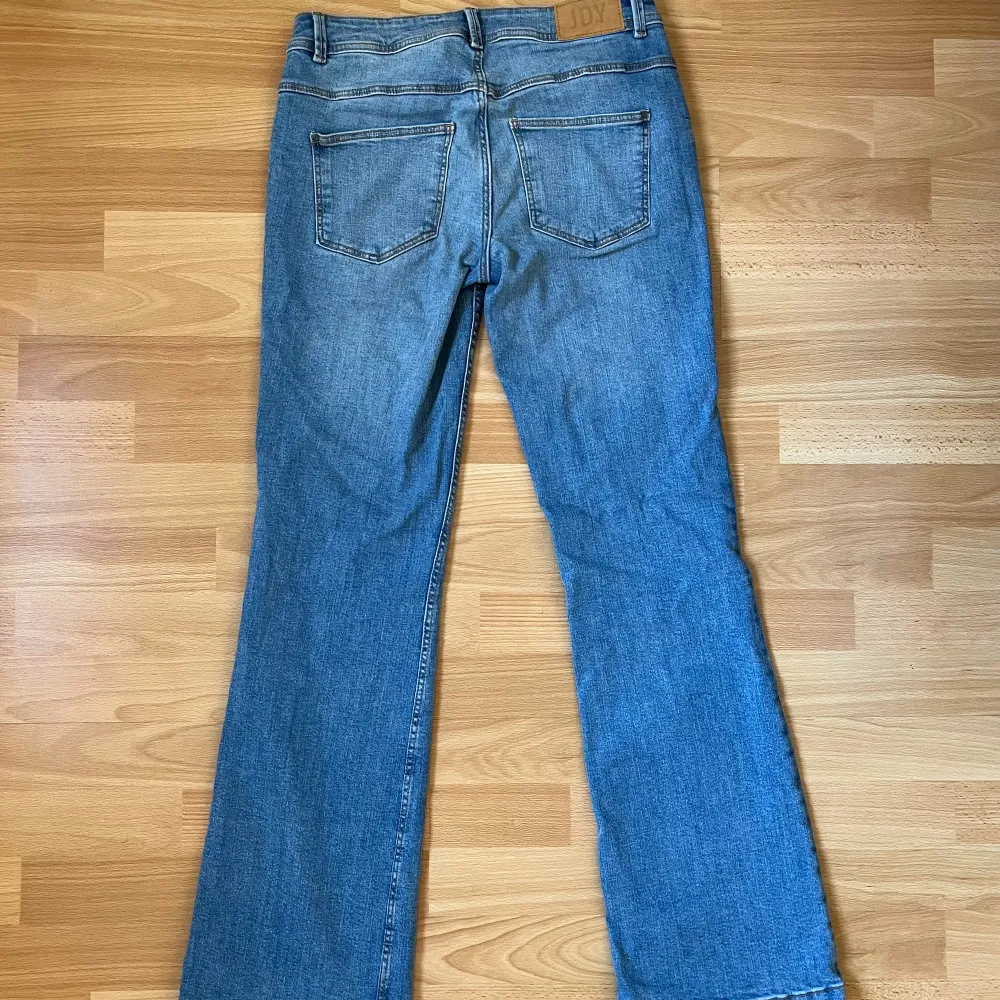 Jättefina blå lågmidjade jeans, perfekta i längden för mig som är 170! Använda ett fåtal gånger. Köparen betalar frakten 💓. Jeans & Byxor.