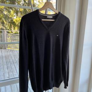 Hej säljer nu denna mörkgråa 100% merinoull tröja från J.Lindeberg. Skicket är 10/10 inga tecken alls på användning. Storlek L men passar M. Skriv vid minsta fundering!