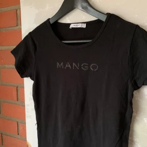 T-shirt från Mango, Topp, Blus  - Mycket gott skick! Kolla gärna min profil för andra intressanta kläder eller accessoarer😊