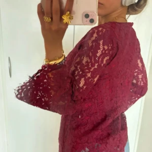 Vinröd spetstopp vintage - Så så fin långärmad topp med vida ärmar och spets. Storlek M men passar mig med storlek S perfekt. Lång passform med spets❤️