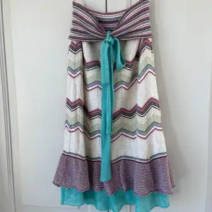 Denna as snygga strapless klänningen ifrån missoni skit perfekt för sommaren. Klänning är i utmärkt skick och använd bara ett fåtal gånger.     