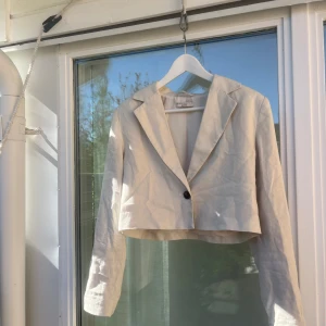 Linne kavaj - Säljer denna linne kavaj från Gina Tricot Strl 34 (jag är en 36 och passar absolut) Färg Beige Pris 80kr❤️