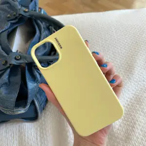 Mobilskal till iPhone 14 i så fin gul färg från Nudient. Aldrig använt, då jag köpte fel storlek💕