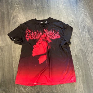 Billie Eilish t shirt  - Fint skick, knappast använd. Nypris 250kr