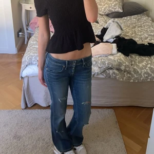 Lågmidjade jeans - Säljer dessa jättefina lågmidjade jeansen ifrån G-star då de tyvärr är aningen för korta för mig💕kom privat för fler bilder!