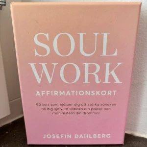 Soul Work - Josefin Dahlberg  - Soul Work - affirmations kort (50 st) med en guide till varje kort.   Är i princip helt oanvänd, säljer då den inte kom till användning. Ordinarie pris 199kr