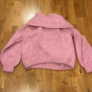 Rosa jättesöt off shoulder tröja. Jag är storlek S/M men köpte denna i XL då jag ville att den skulle vara oversized . Använt en gång, säljer då den inte riktigt är min stil