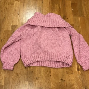 Oversized off shoulder tröja  - Rosa jättesöt off shoulder tröja. Jag är storlek S/M men köpte denna i XL då jag ville att den skulle vara oversized . Använt en gång, säljer då den inte riktigt är min stil