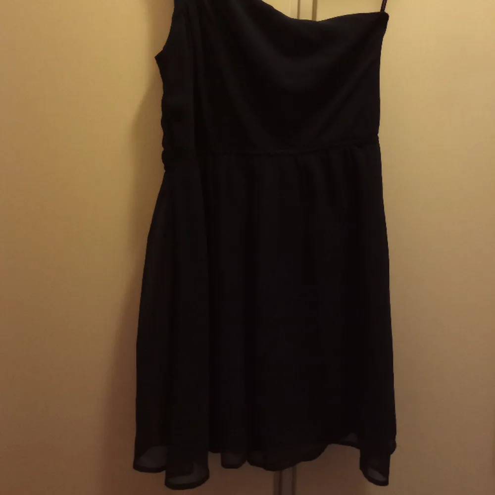 Säljer denna svarta klänningen ifrån Vero moda. Köparen står för frakten! . Klänningar.