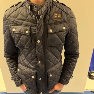 Morris jacka - Stilig Morris quiltade jacka. Det finns inga som helst fel på jackan, väldigt bra cond 9/10. Modellen är 184 cm och sitter väldigt bra. Hör av dig vid funderingar😀