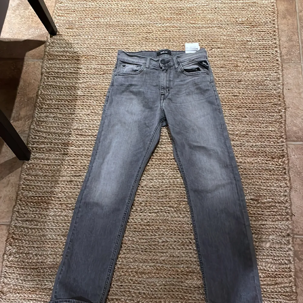 Säljer nu mina riktigt snygga Replay jeans! Har knappast används för dom blivit för små! Köptes i somras! Skick 9/10! Modellen är slim fit men i passformen är den lite baggy . Jeans & Byxor.