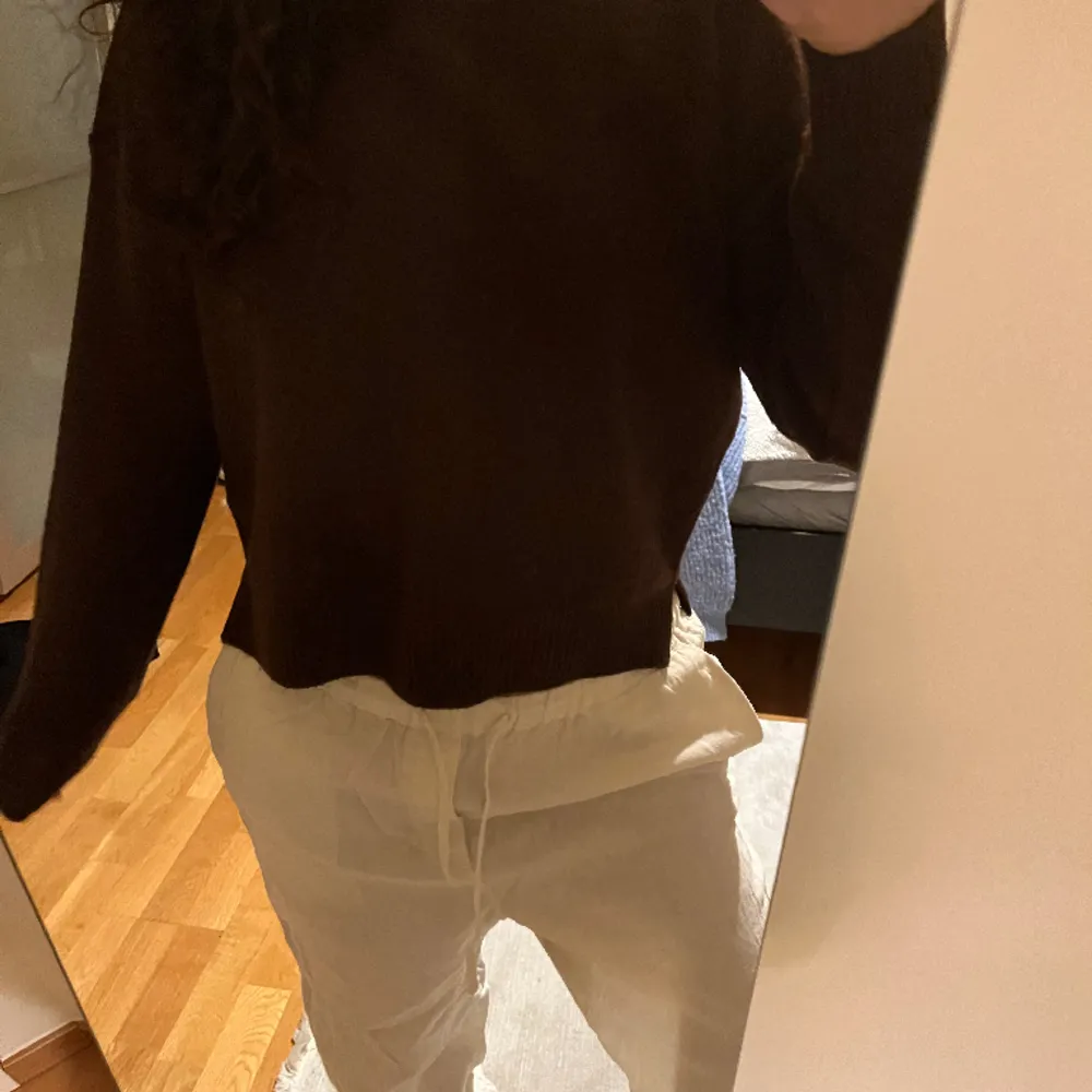 Fin stickad tröja från Brave Soul London (ASOS), lite rödvin blandat med brun. Så najs till ett par ljusa jeans och vitt linne under!!💗💗💗💗. Stickat.