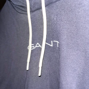 GANT hoodie, mörkblå  - Skick 10/10, ord pris 600kr, storlek: M  Använd ca 2 månader. 