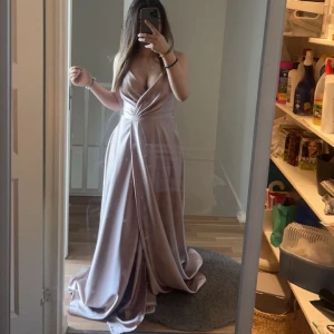 Balklänning - Säljer denna otroligt fina klänningen som är använd 1 gång år 2023, funkar som bal och fest klänning, inga skador eller fläckar, köpt från wedding castle för 3500kr. Pris kan diskuteras❤️