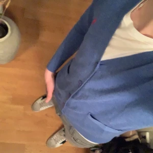 Ralph lauren cardigan - Ralph Lauren cardigan  STORLEK M  Lite mer återsittande Model  Ljusblå färg med röd Ralph lauren märke  Väldigt limiterad och unik! 