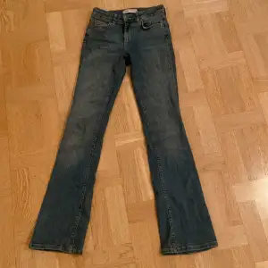 Blå Low waist bootcut jeans ifrån zara. Sparsamt använda i storlek 32