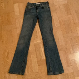 Blå  Low Waist Bootcut jeans Zara - Blå Low waist bootcut jeans ifrån zara. Sparsamt använda i storlek 32