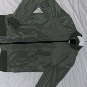 J.Lindberg jacka - Jag säljer den här riktigt snygga jackan, passar till nästan alla olika kläder. Storlek L passar M, Ny pris 1300, använd endast ett få gånger så tar därför lite mer, men går att diskuteras för snabb affär. Möts ändast, annars står köpare för frakt! 