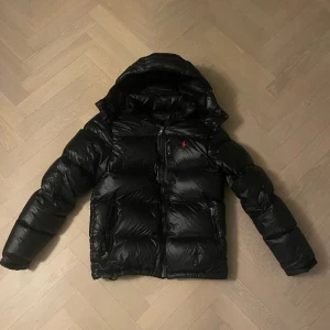 Polo Ralph Lauren jacka  - Intressekoll på min riktigt feta Ralph Lauren jacka! Jackan är i storlek XS, men passar även S. Skicket är 7/10, finns två små lagningar men inget man tänker på vid användning. Nypris: 5499, mitt pris: 2500. 