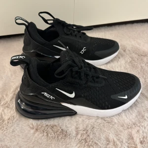 Nike Air Max 270  - Säljer ett par Nike Air Max 270 som är köpta på jd sports, Skorna är i jätte bra skick och är använda ca två gånger.  ( ord pris 1849kr) - säljer de för 1100 