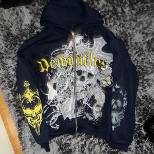 Snygg zipup från demonites brand - Säljer min skitfeta demonites hoodie. Storlek L och passar baggy på mig som är 185. Osäker på nypris men tror det ligger på runt 1000kr. Knappt använd. Pris kan diskuteras 💯
