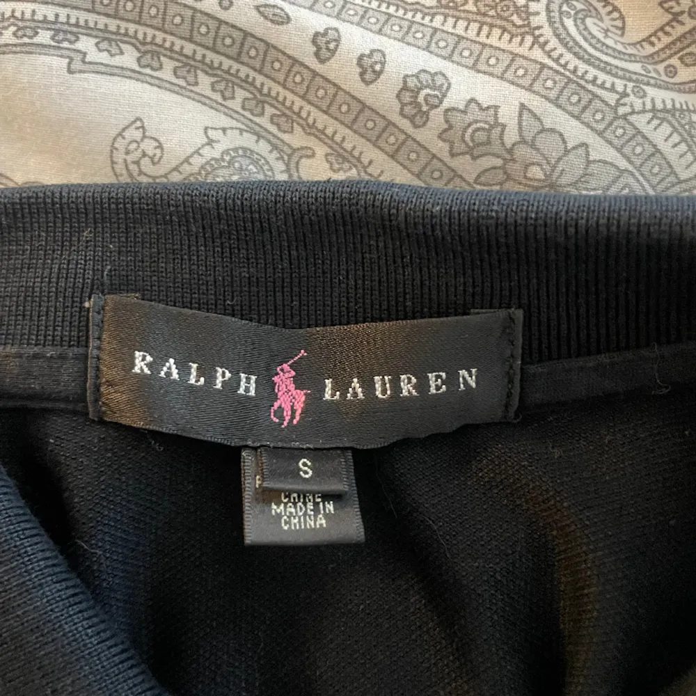 Fin Ralph Lauren tröja som knappt är använd och är i nyskick, har inga brister eller defekter.. Stickat.