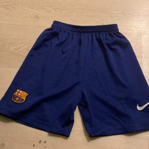Säljer mina Barcelona shorts 🩳 pågrund av ingen användning av dom 10/10 skick passar bra till Barcelona t-shirten jag säljer   
